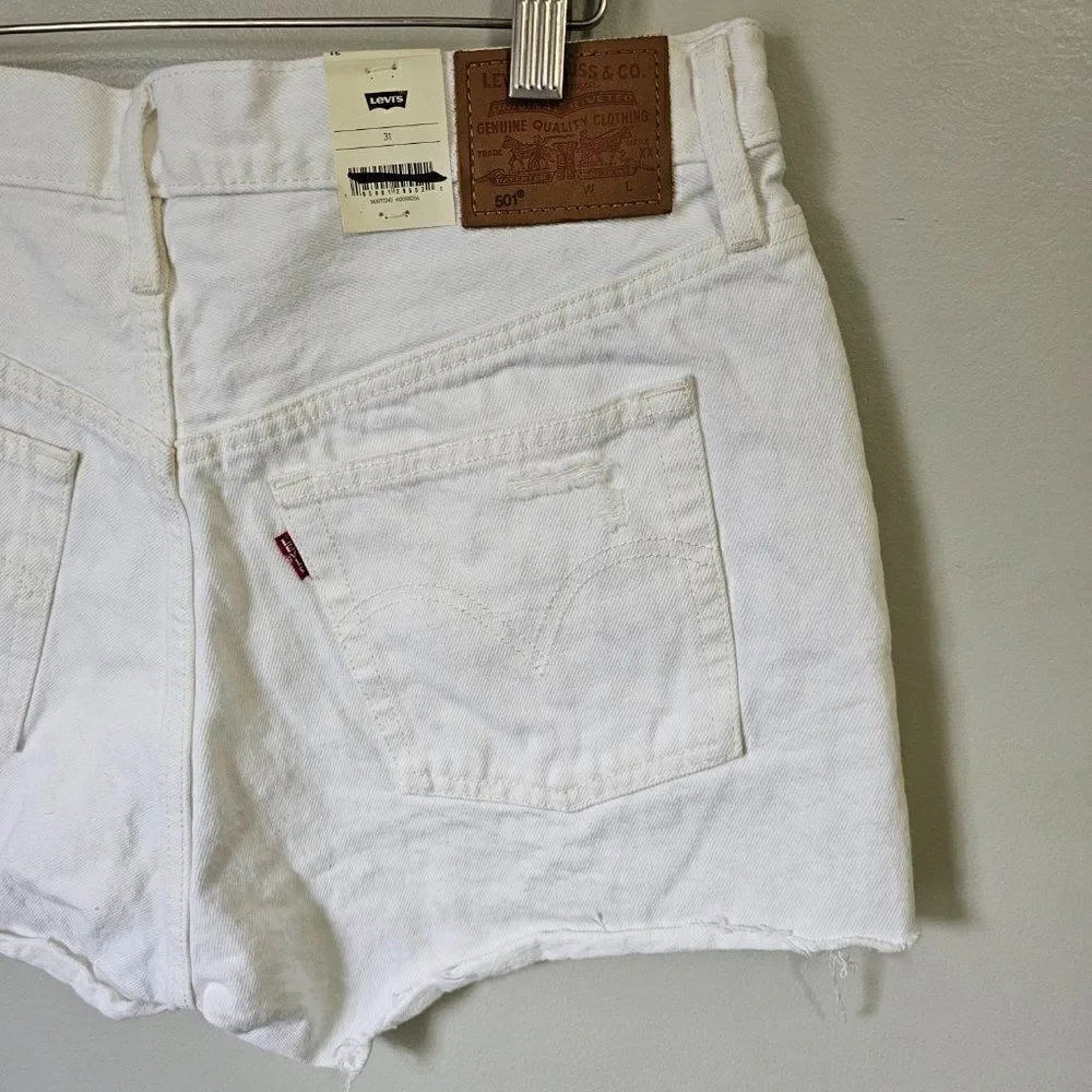 NWT LEVI'S PREMUIM WHITE RAW HEM DESTROYED SHORTS SIZE 31 WOMENS